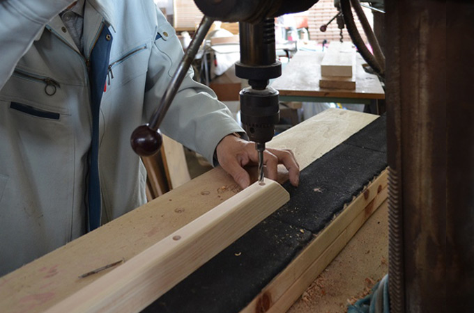 反り防止の横の桟木に穴をあけ作業。