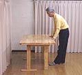 木製折り畳みでき自立出来るテーブル(持ち上げる)