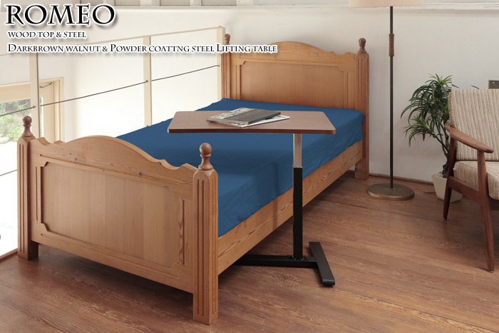あずま工芸　ロメオ リフティングサイドテーブル RLT-4530は、ベッドのサイドテーブルとしてご使用できます。