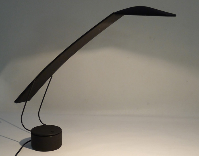 鳩は中程度のビーム光を持つテーブルランプであり、読書や作業灯として使用するのに理想的です。その体はポリカーボネイトで、その腕はモリブデンの金属です。
