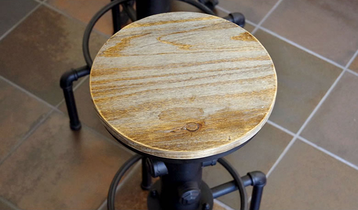 座面の素材は欧風住宅にもよく使われる、天然木のパイン材を使用
